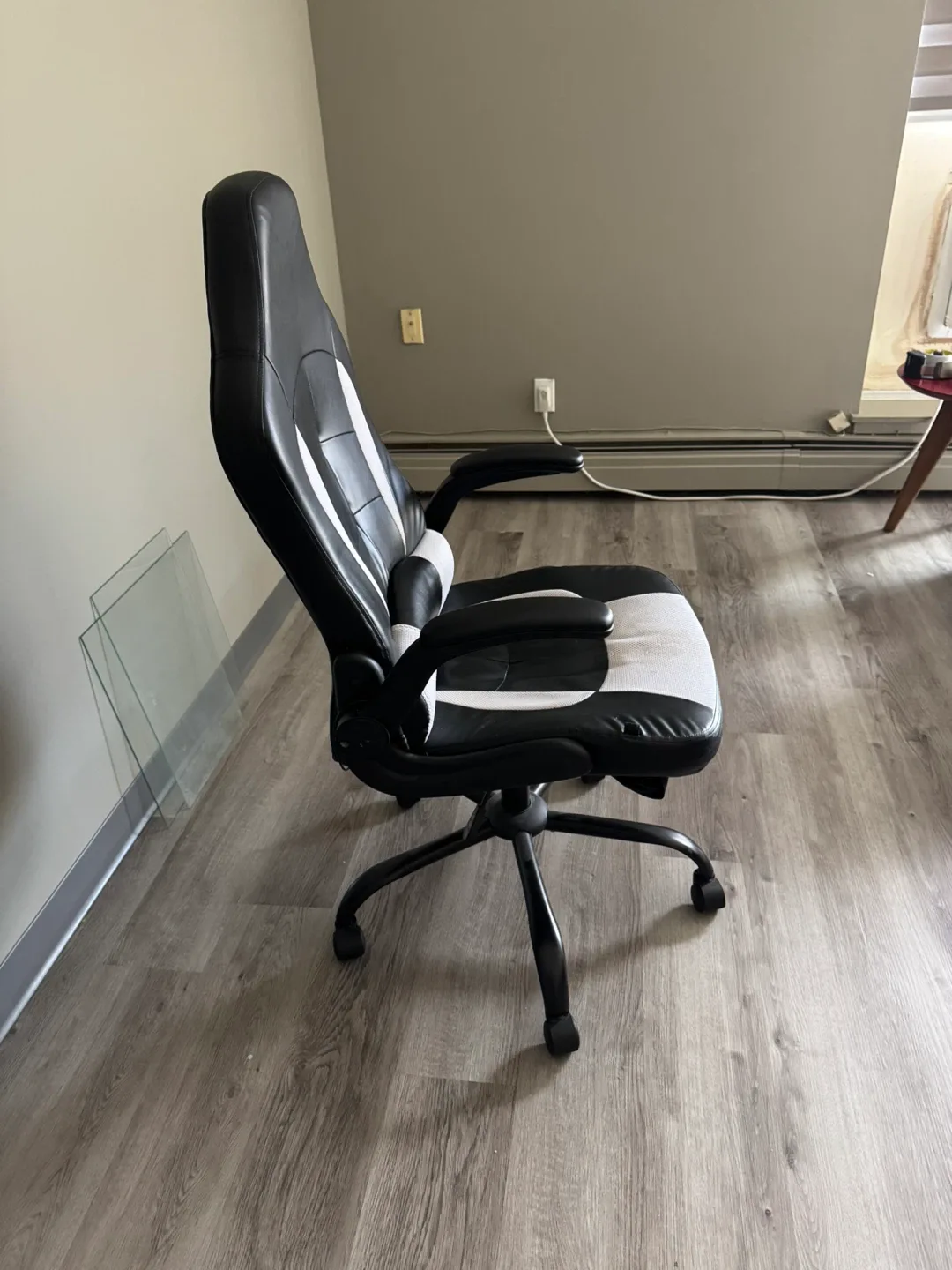 Black & White Gaming Chair image indicator(2)