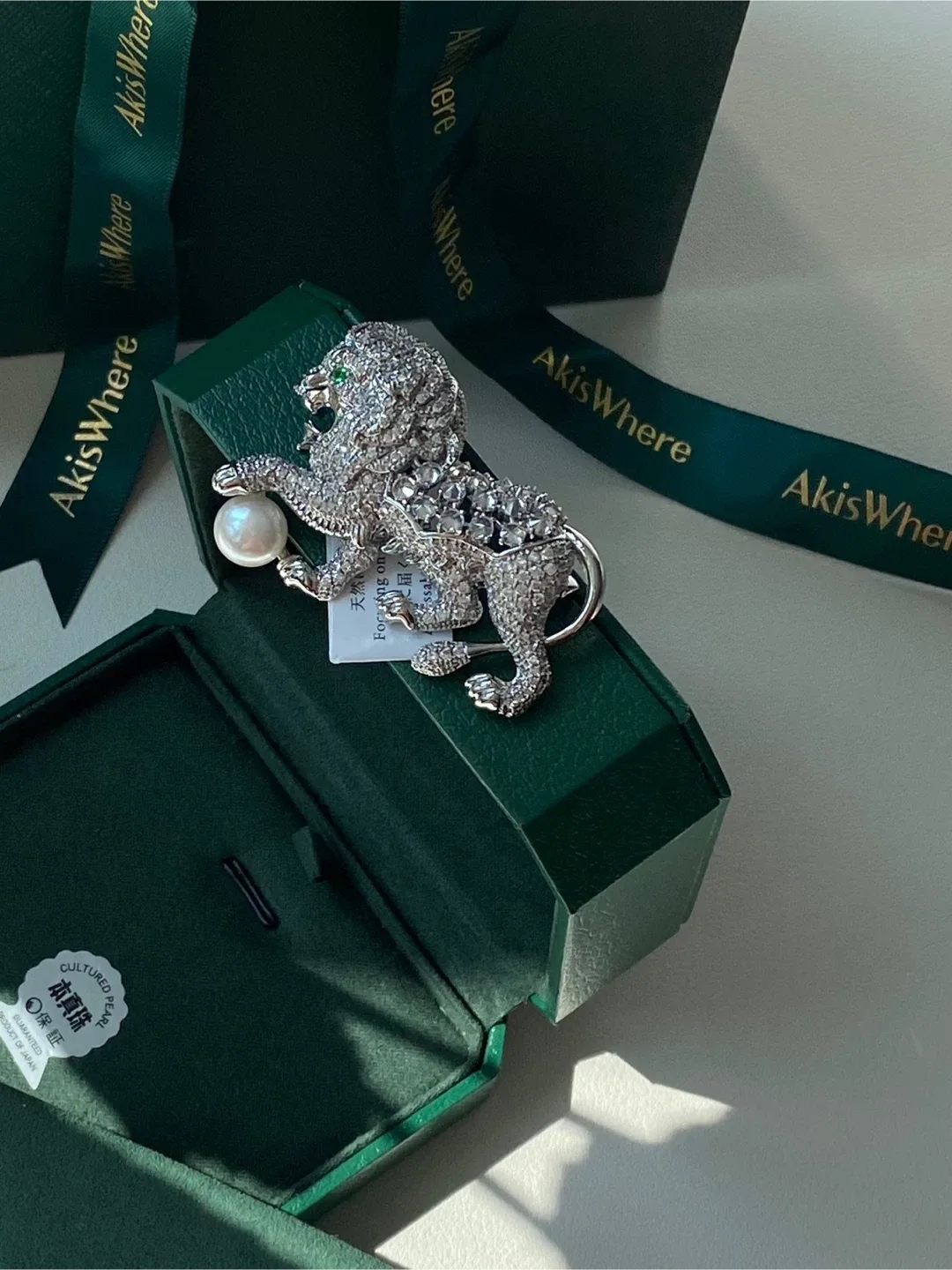 Lion Brooch with Pearl - AkisWhere image indicator(4)