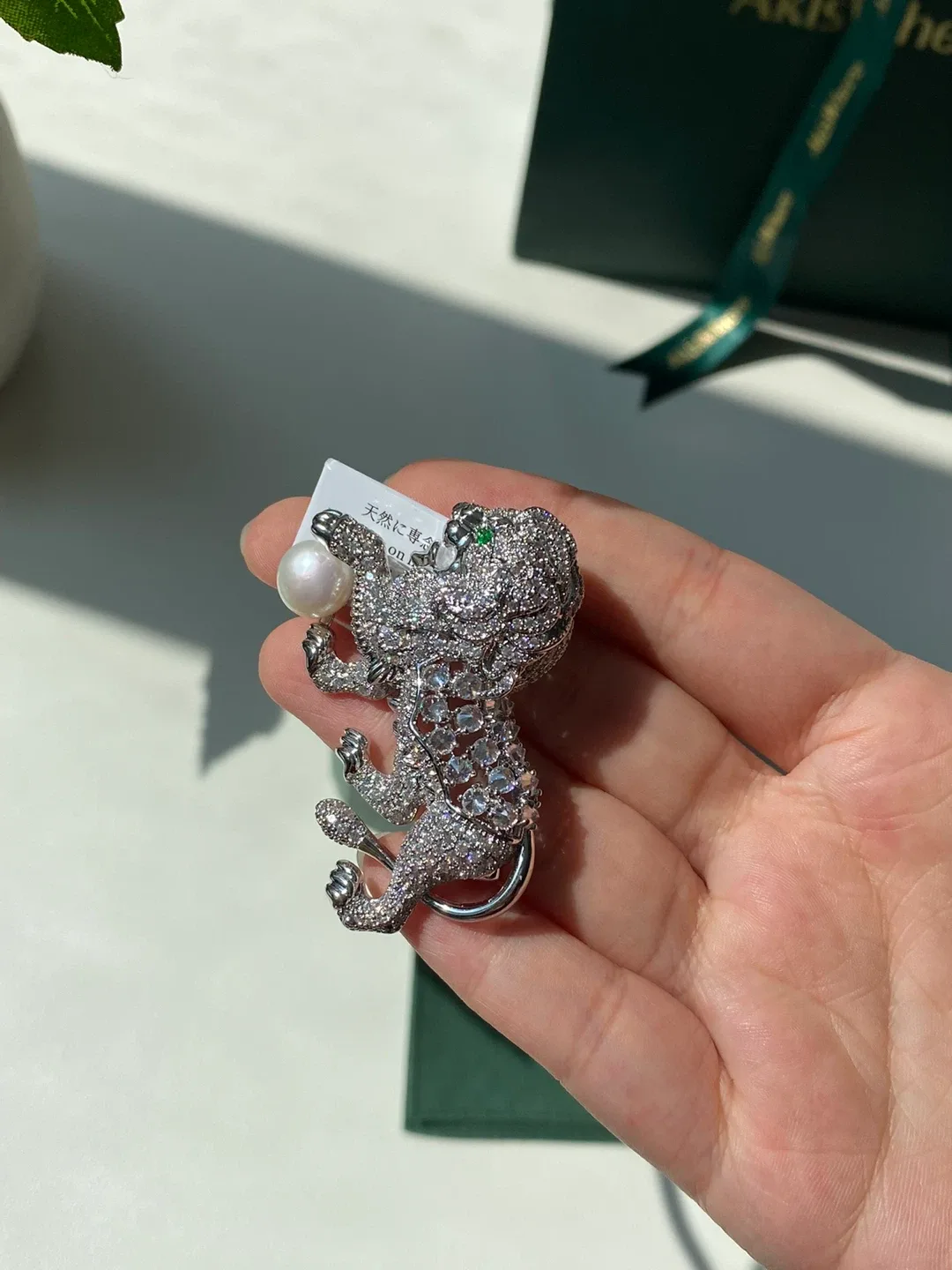 Lion Brooch with Pearl - AkisWhere image indicator(2)