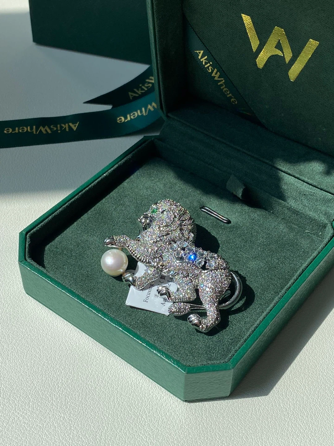 Lion Brooch with Pearl - AkisWhere