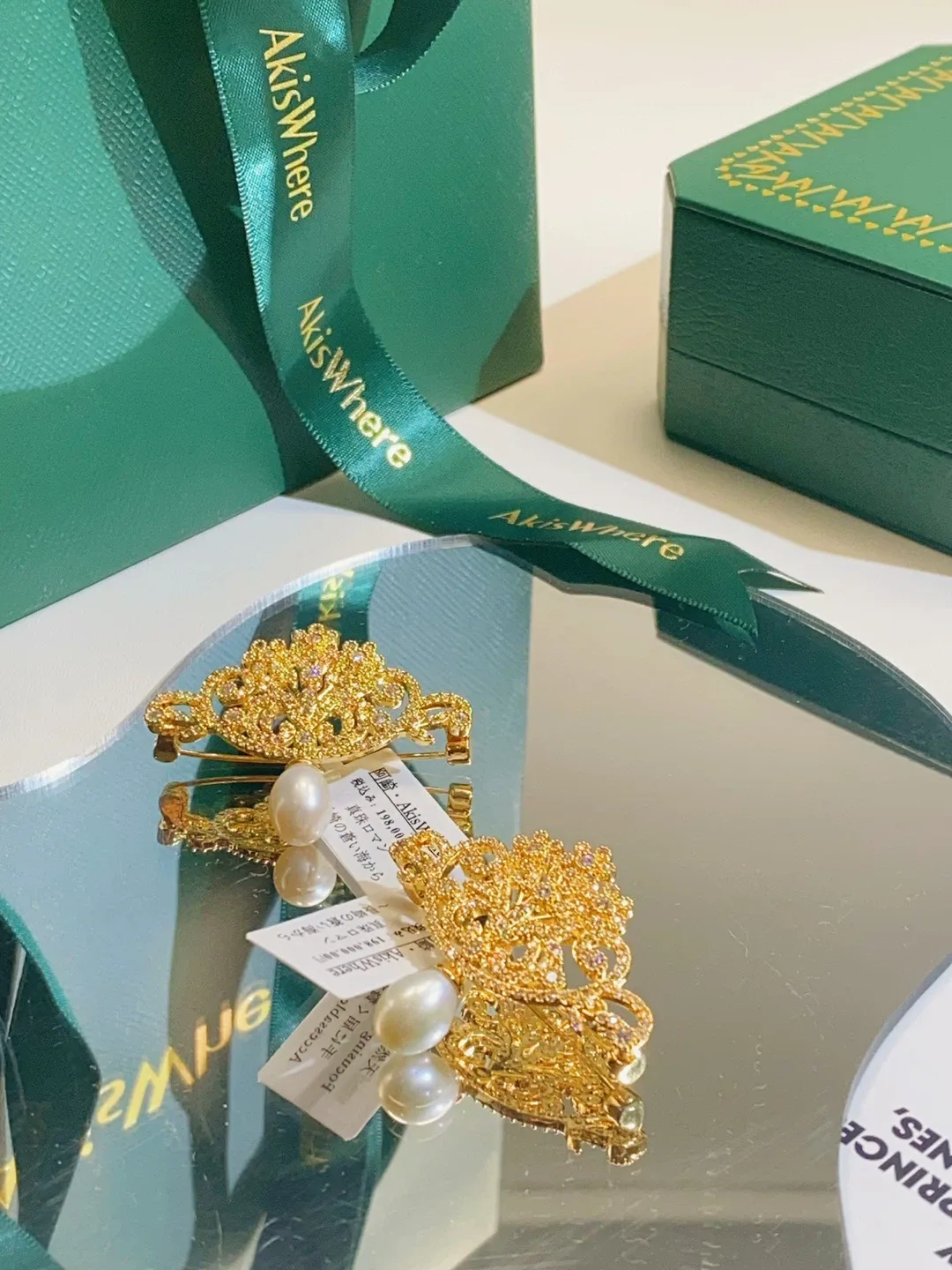 AkisWhere Pearl Brooch - Gold image indicator(3)