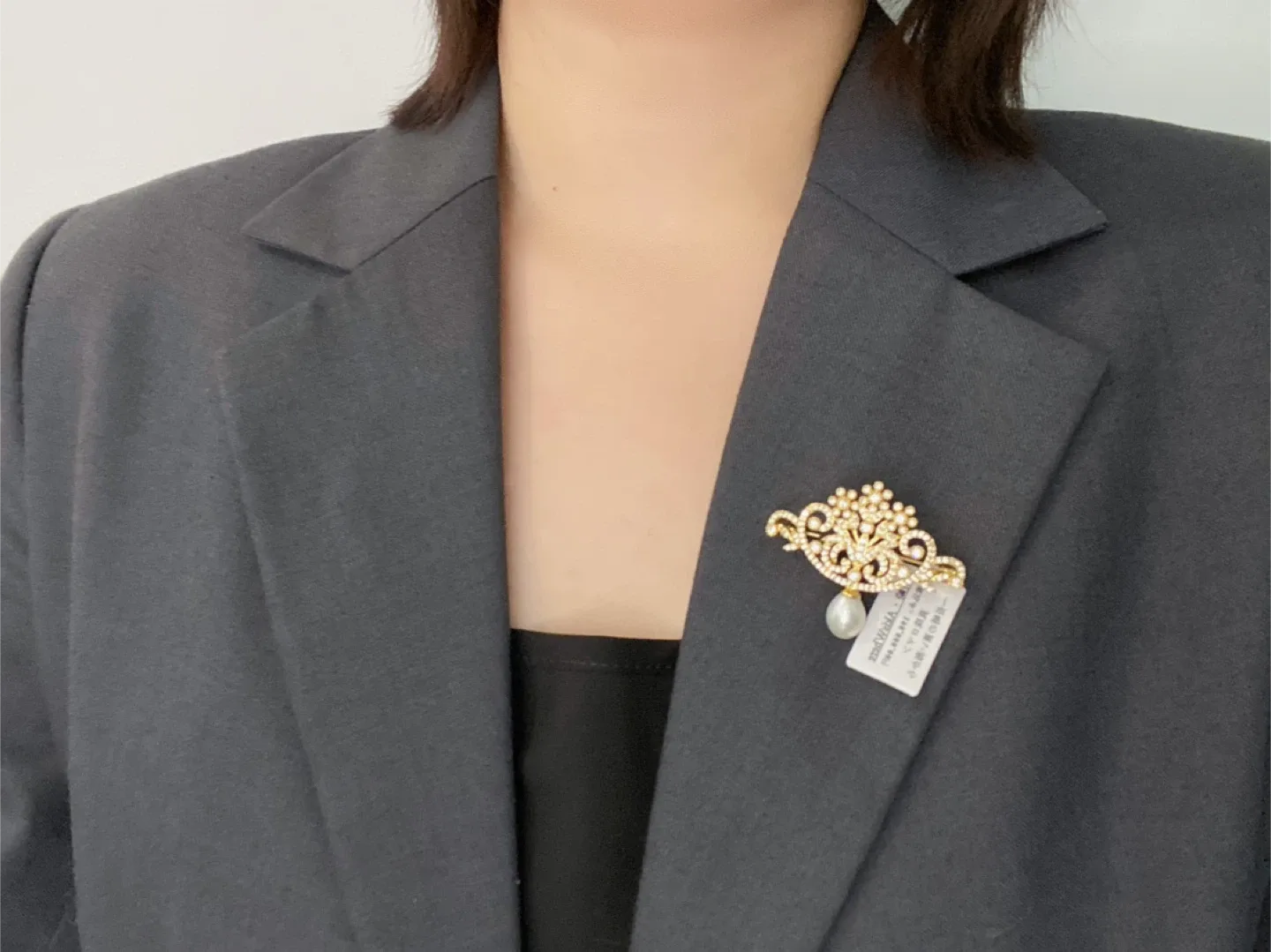 AkisWhere Pearl Brooch - Gold image indicator(4)