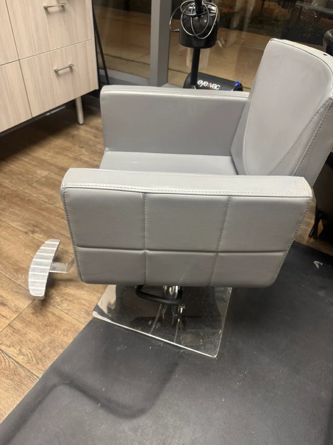 Salon Styling Chair - Gray image indicator(3)