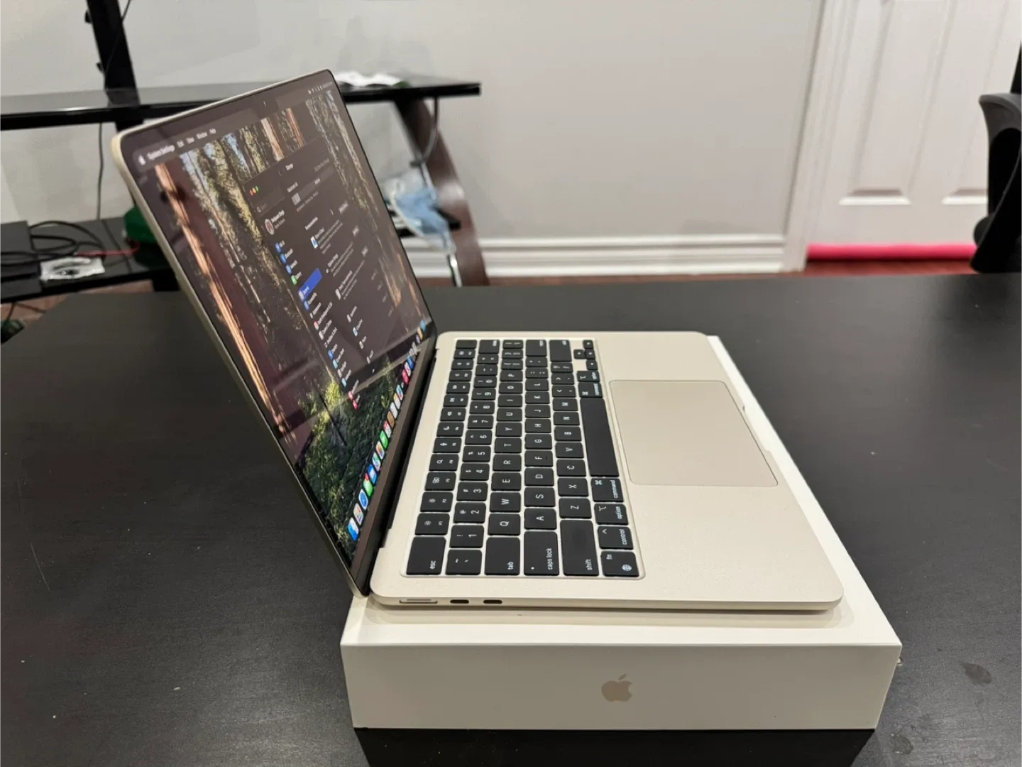 Apple MacBook Air M2 (open box, unused) image indicator(3)