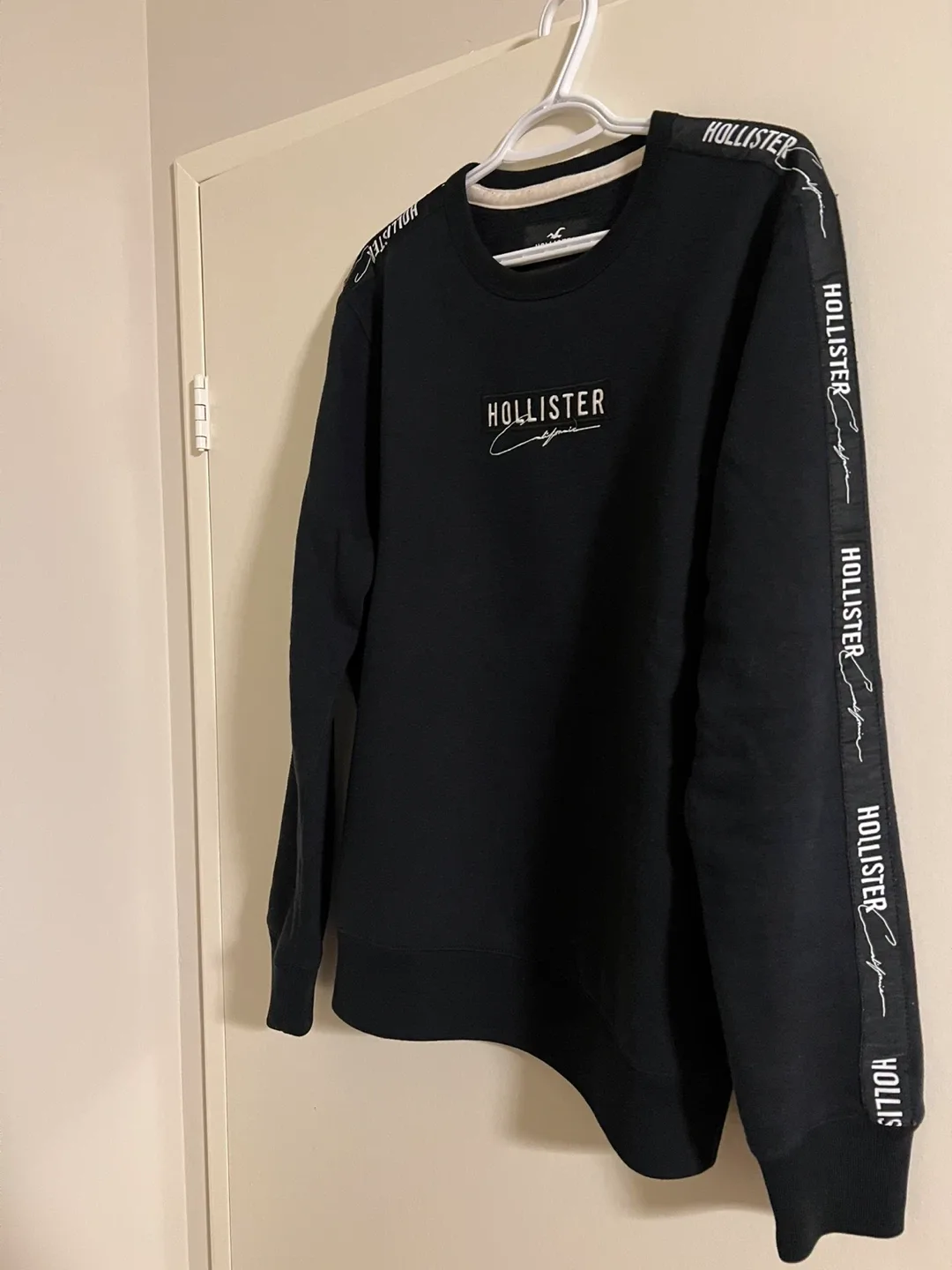 Hollister Black Sweatshirt - Size Large image indicator(2)