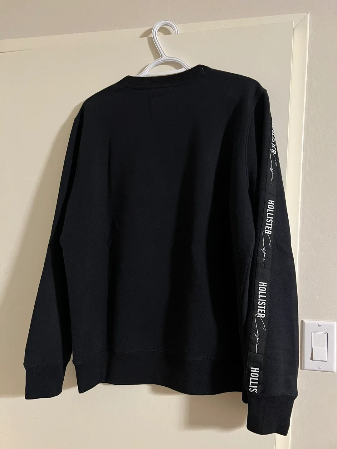 Hollister Black Sweatshirt - Size Large image indicator(3)