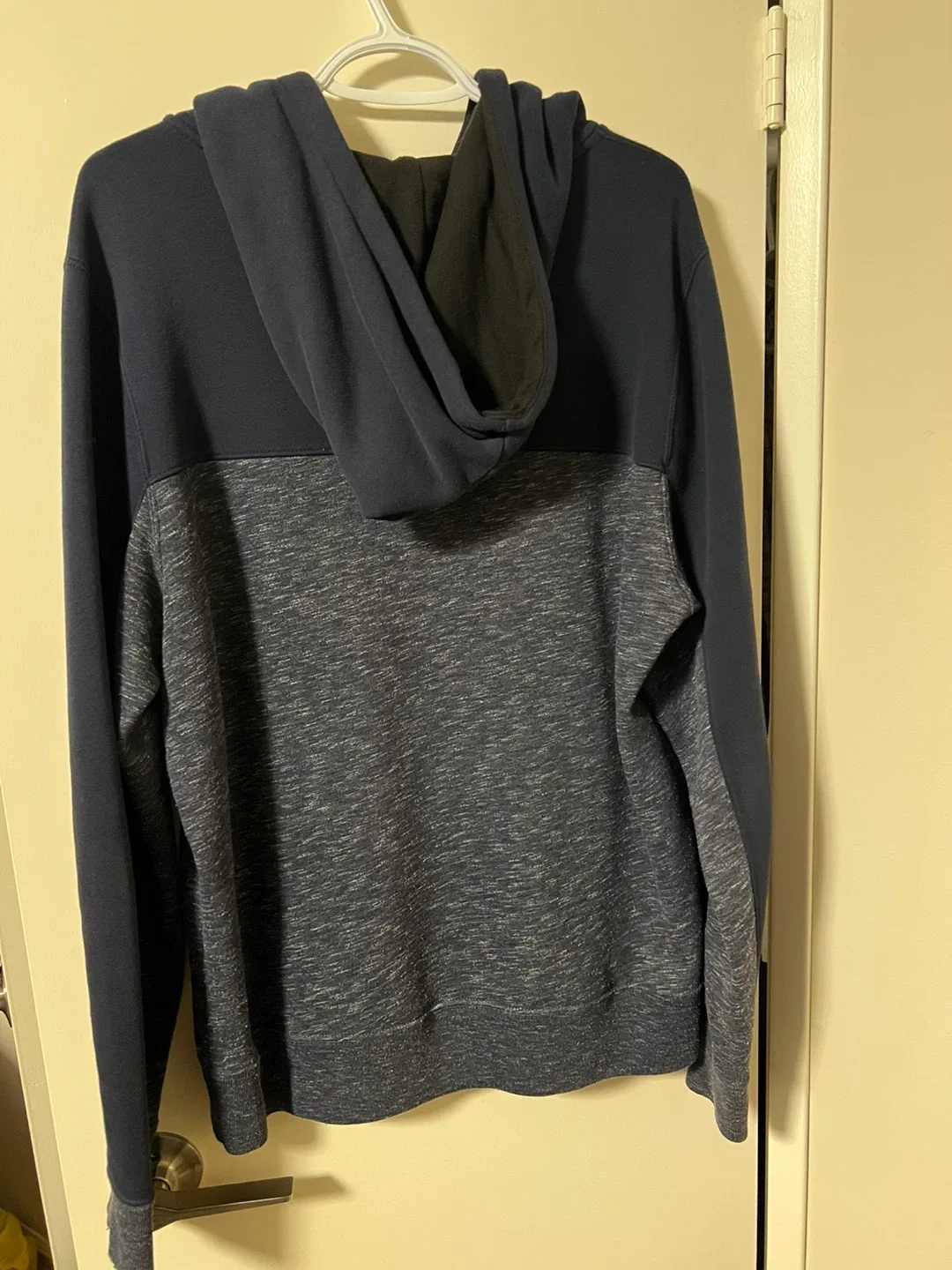 Hollister California Hoodie - Size L image indicator(2)