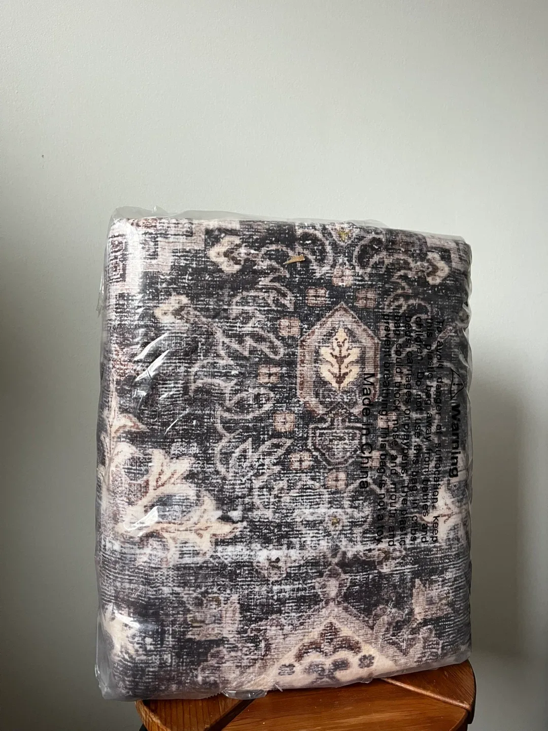 5x7 Area Rug with Non-Slip TPR Backing - New image indicator(2)