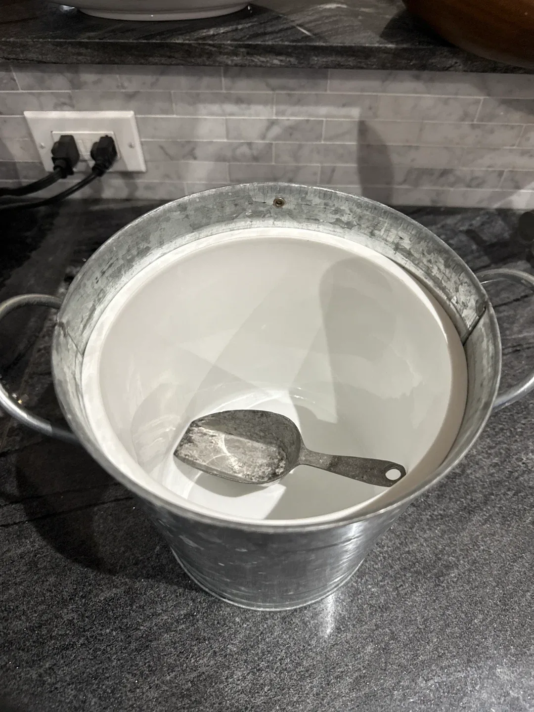 Ice bucket with scoop image indicator(2)