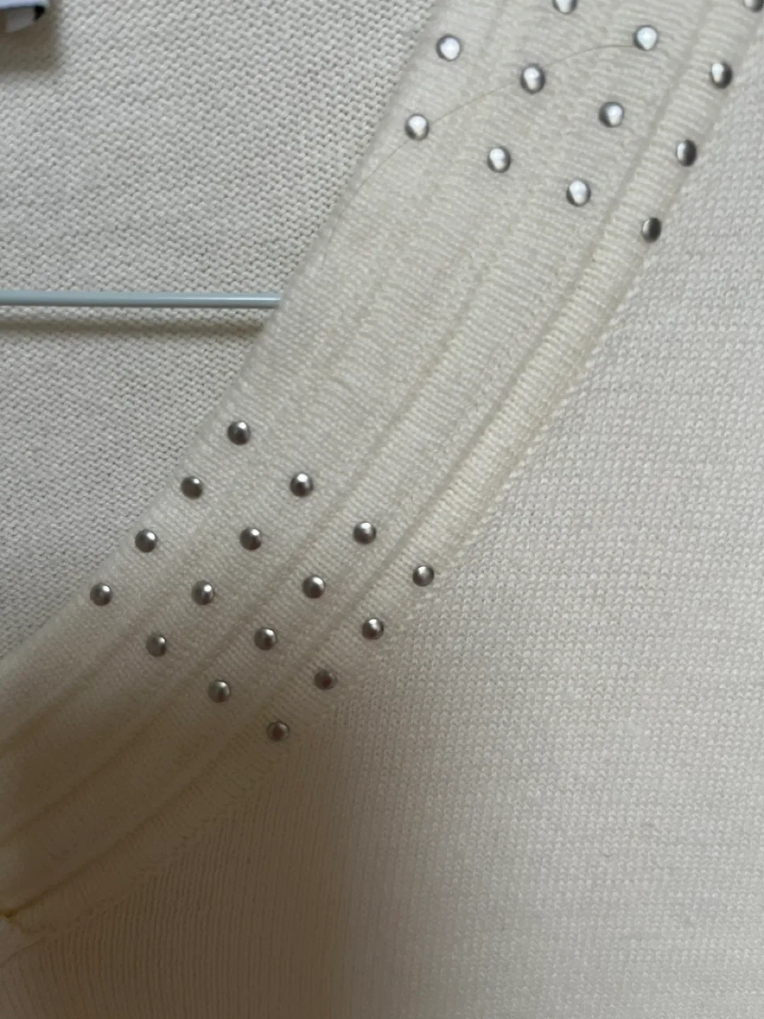 Cream V-Neck Sweater - Size L image indicator(2)