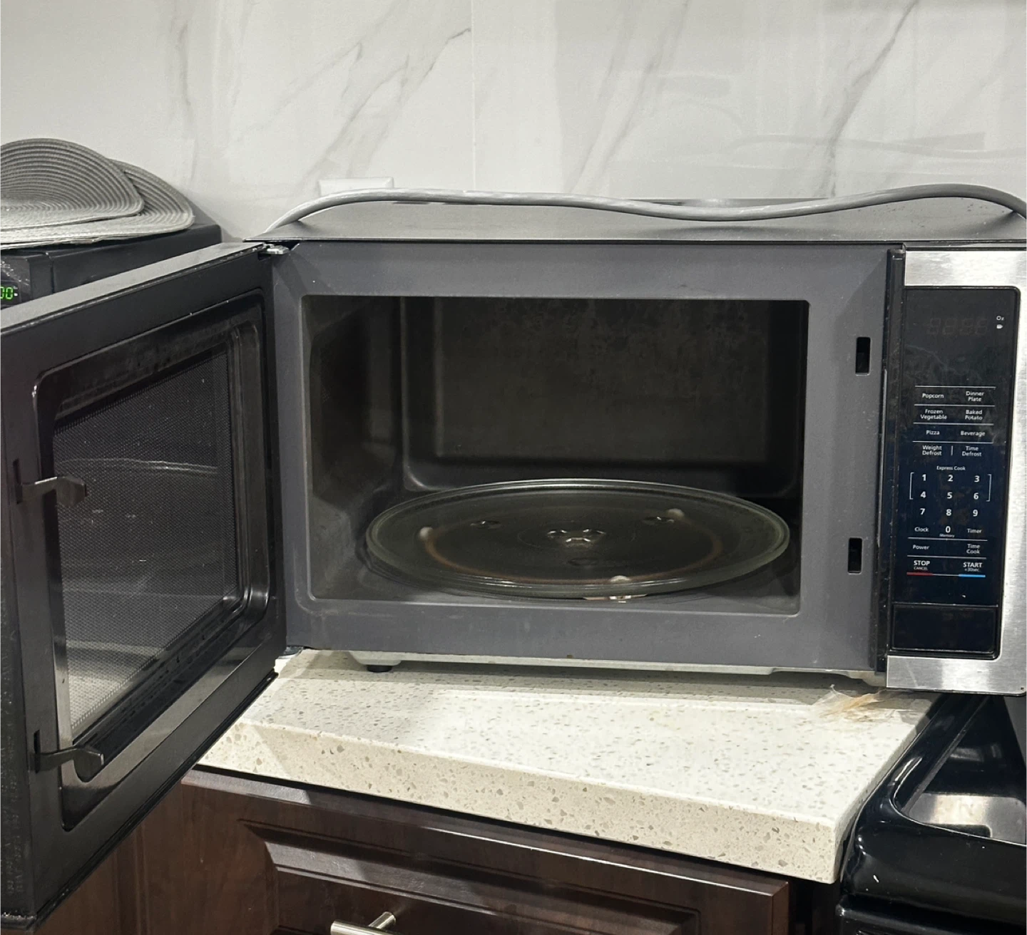 Magic Chef Microwave - Great Condition - photo 2