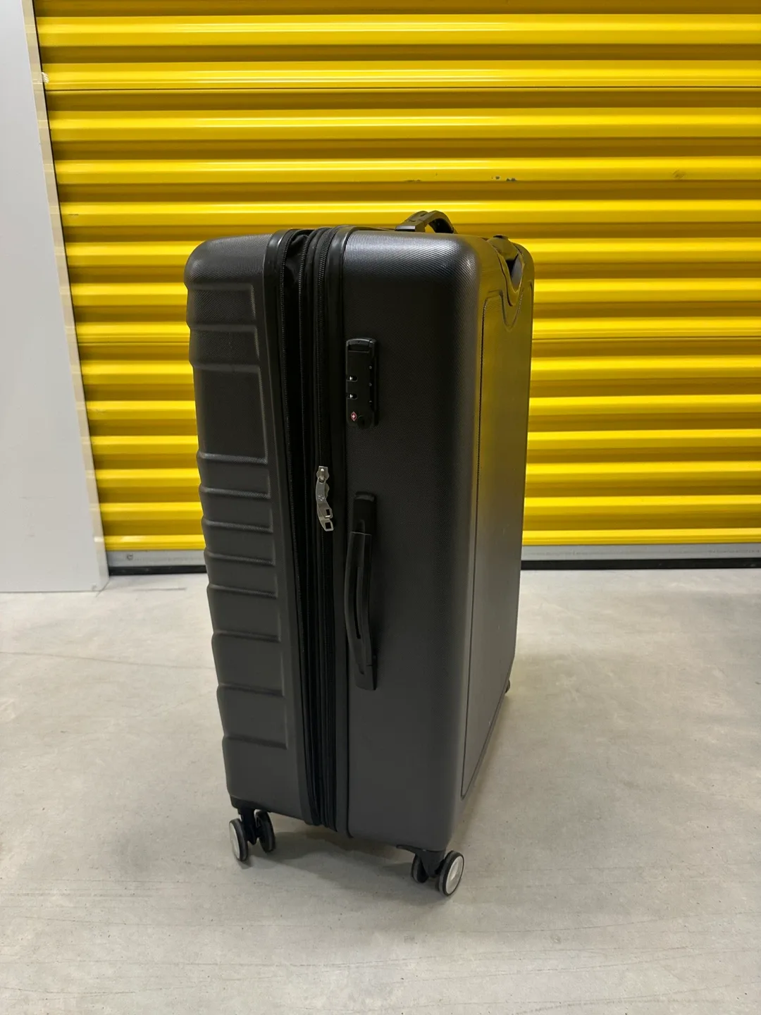 WestJet Black Hardside Luggage image indicator(2)