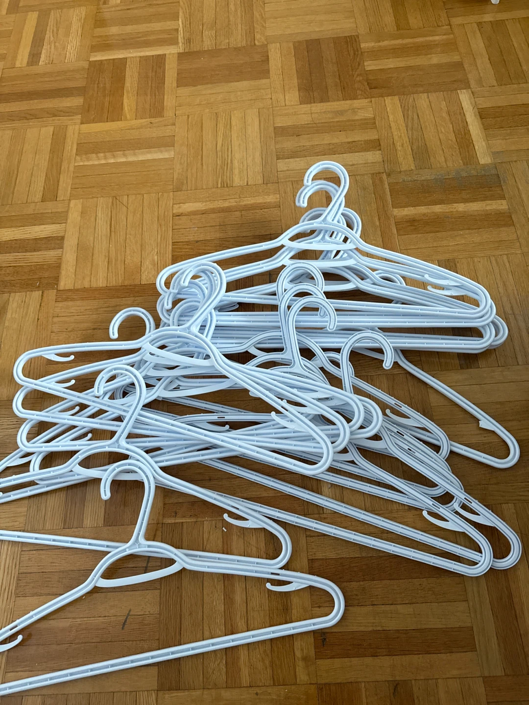 White Plastic Clothes Hangers (Lot of 20) - photo 2
