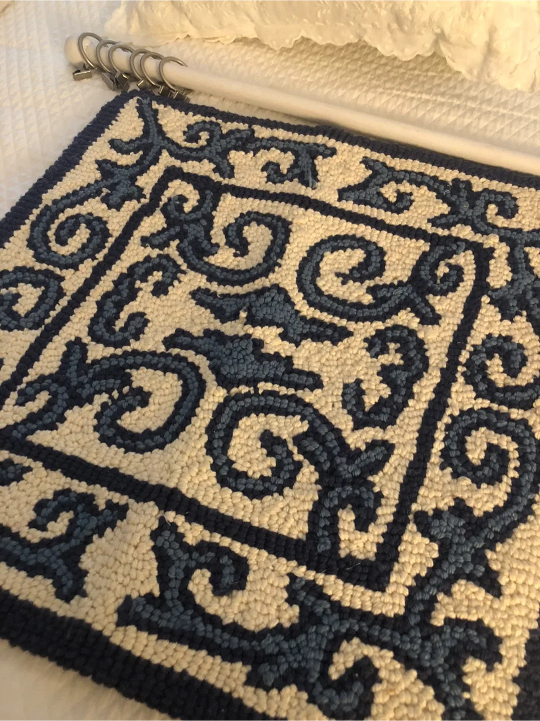 Hooked cotton Rug - Blue & White (decorative) image indicator(4)