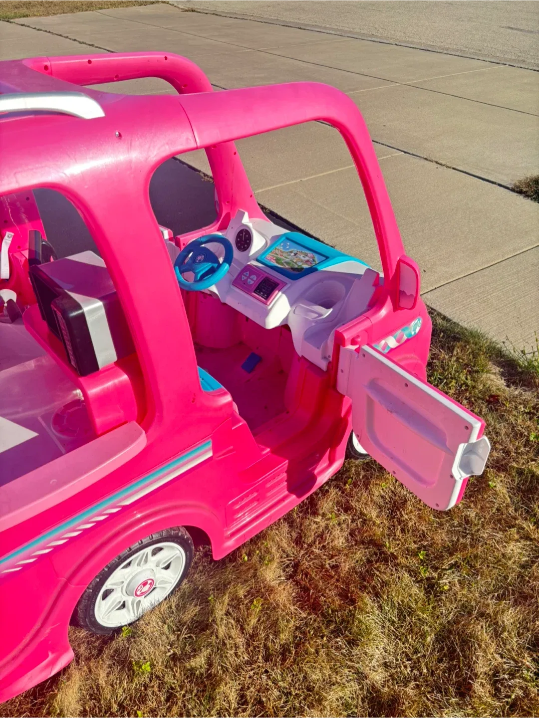 Electric Pink Barbie SUV Car Toy image indicator(3)