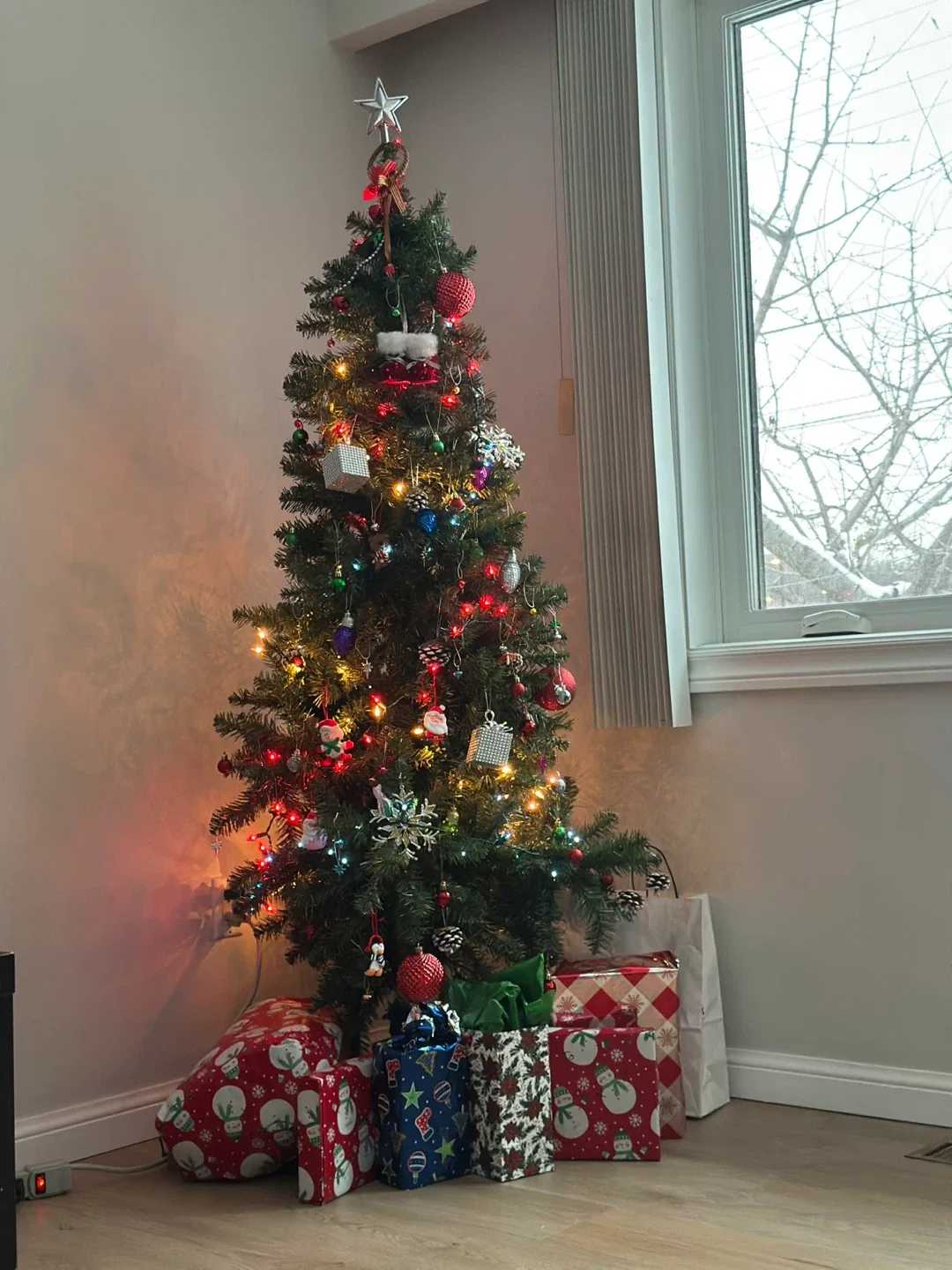 Christmas Tree with Ornaments image indicator(2)