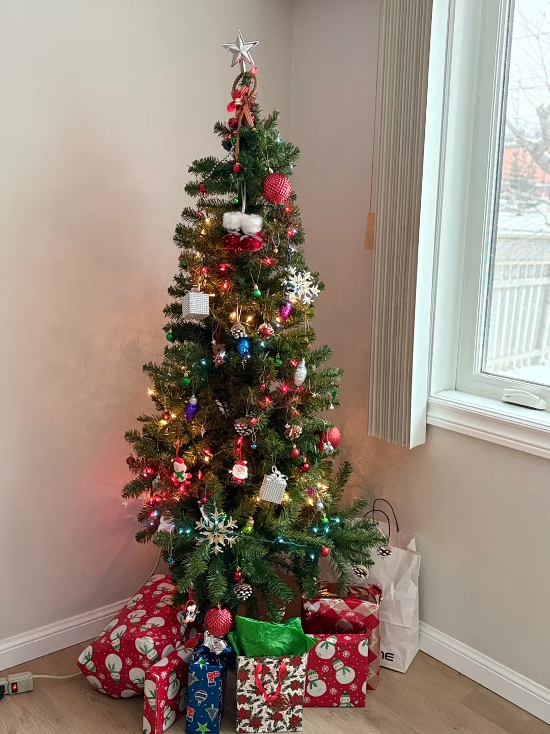 Christmas Tree with Ornaments image indicator(3)