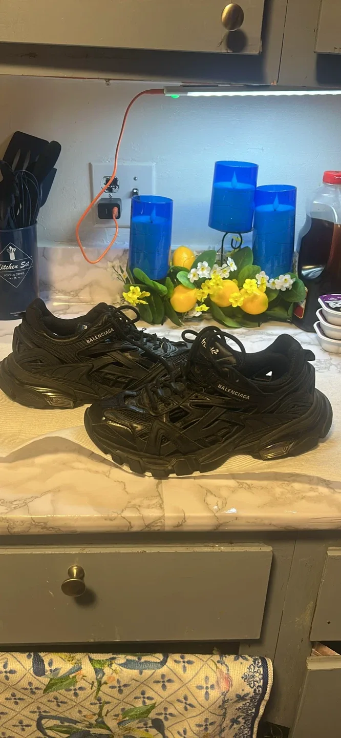 Assorted sneakers image indicator(3)