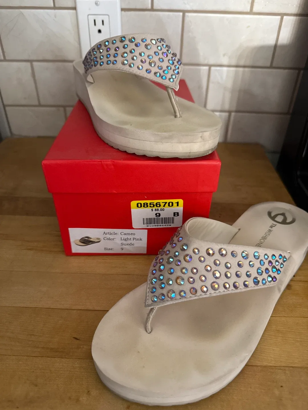 The Wishbone Cameo Sandals - Size 9