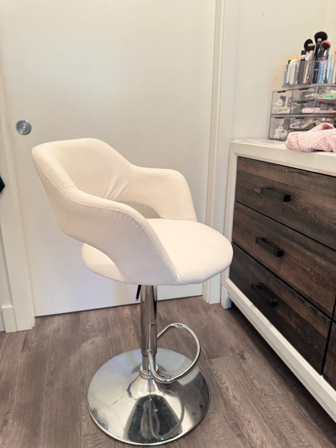 Cream Swivel Bar Stool image indicator(3)