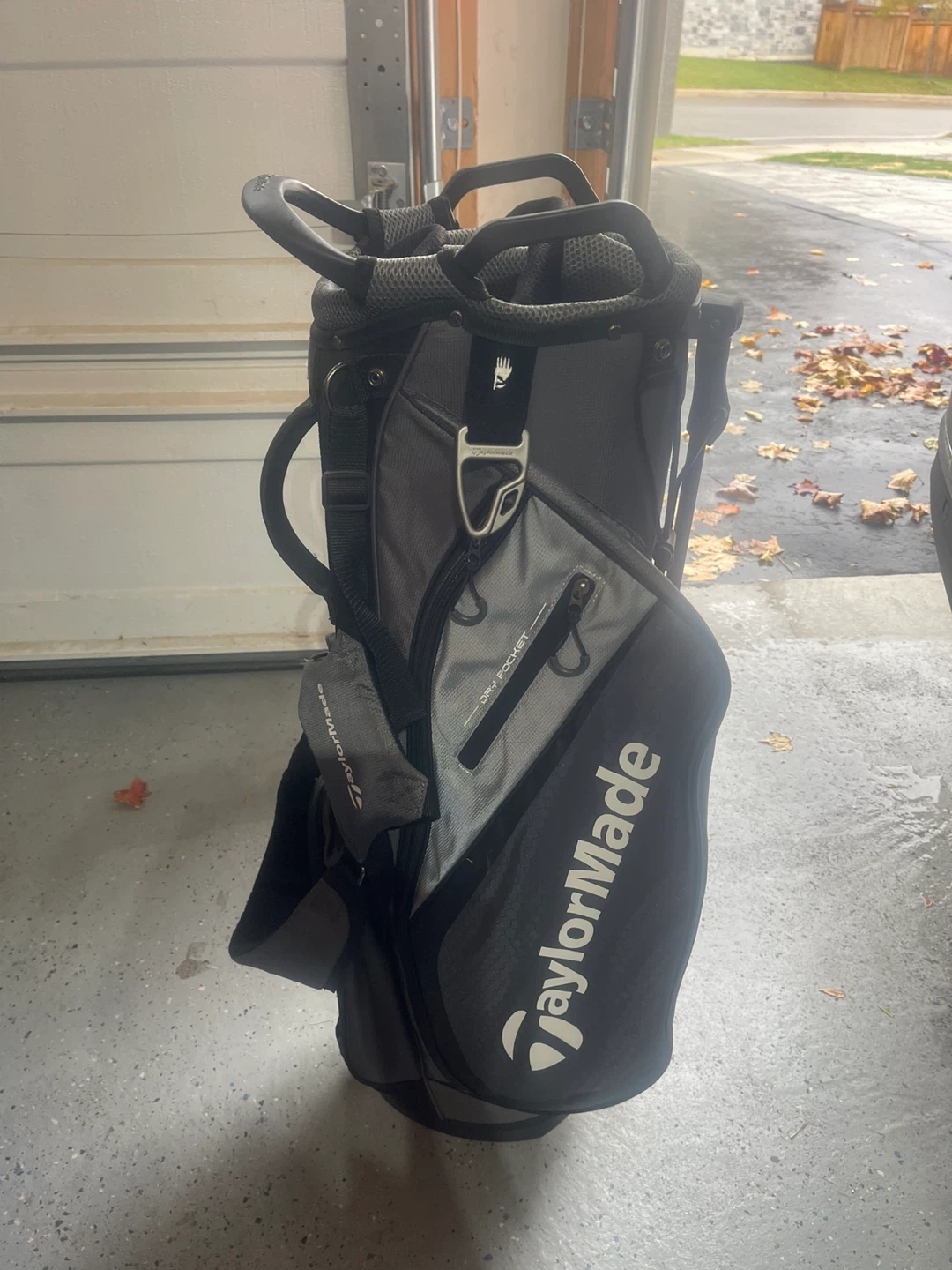 Taylor Made golf bag (like new)