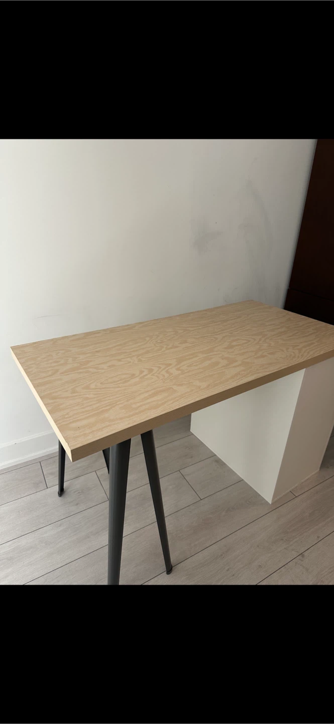 Modern Desk – Great Condition! - photo 2