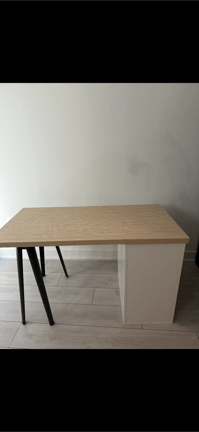 Modern Desk – Great Condition!