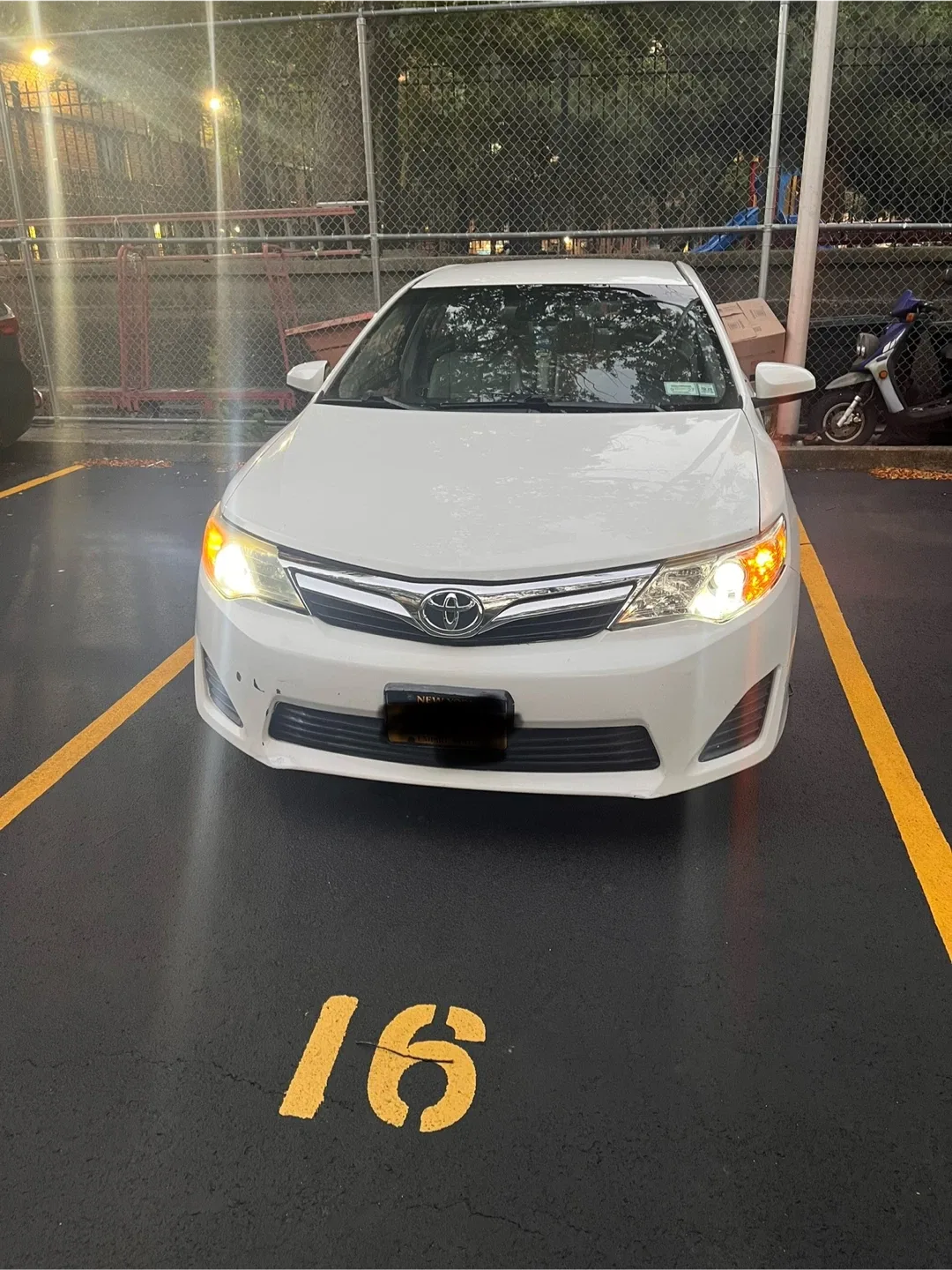 White 2012 Toyota Camry image indicator(2)