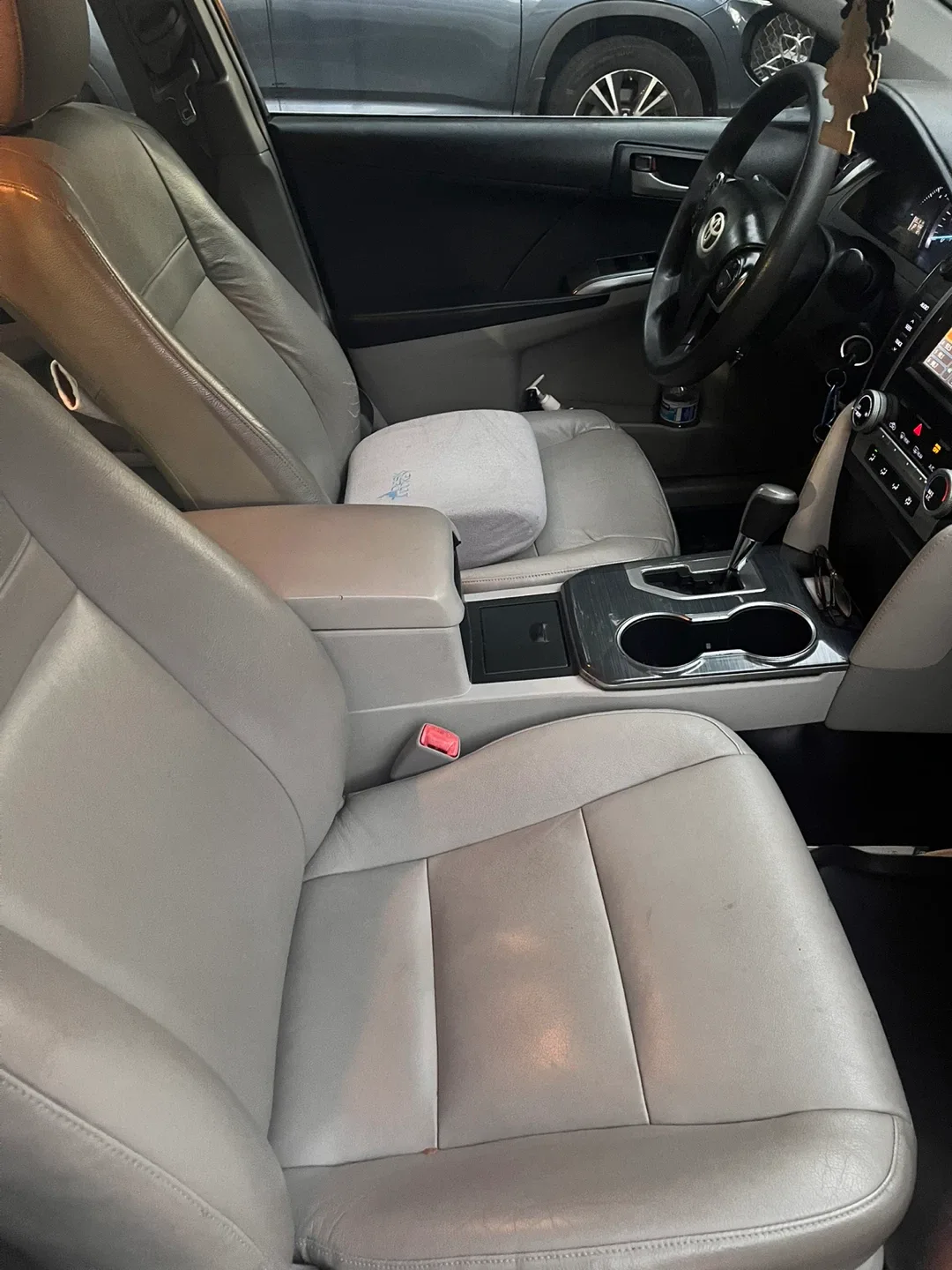 White 2012 Toyota Camry image indicator(10)