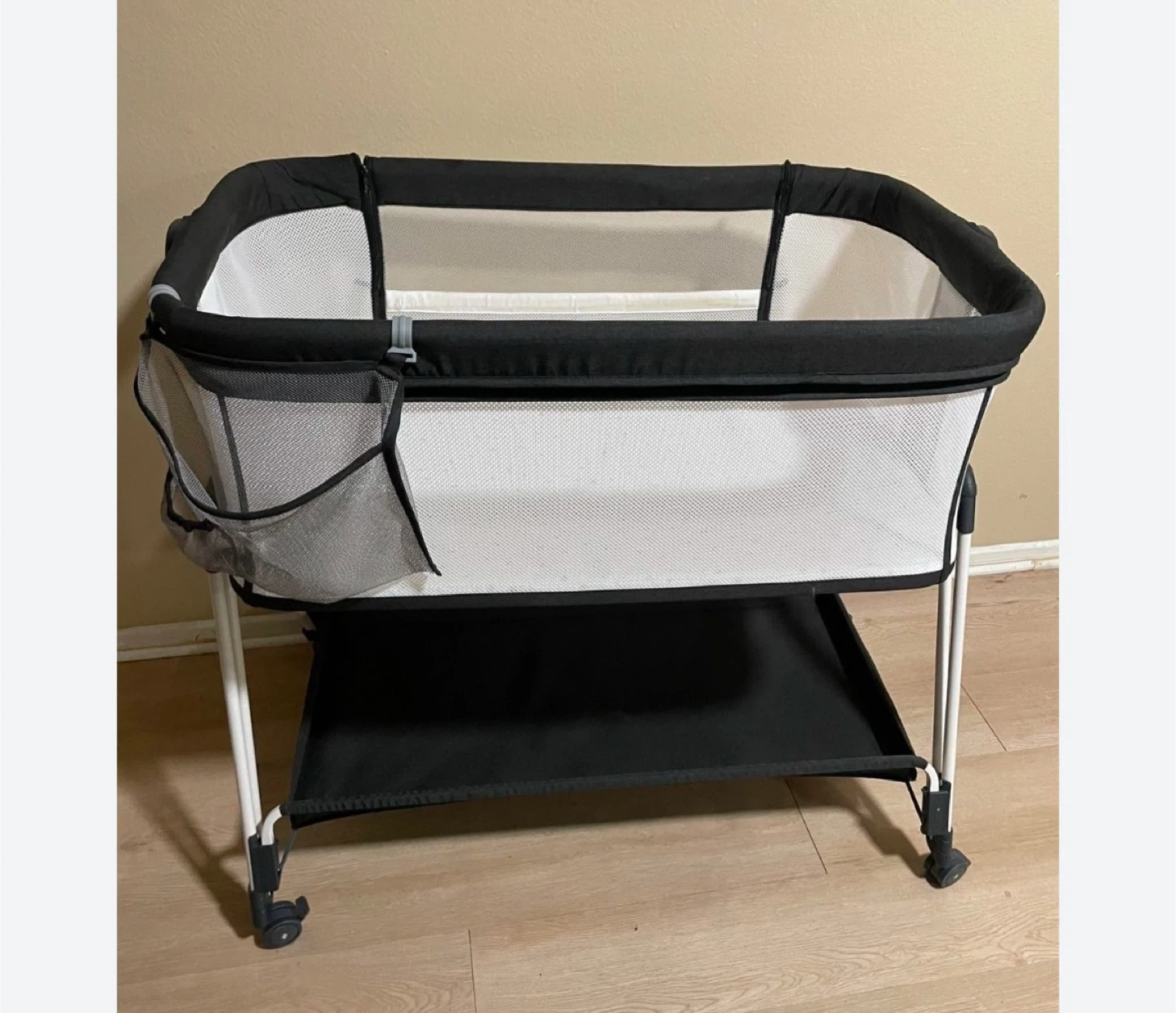 Baby Bassinet - Like New Condition - photo 2