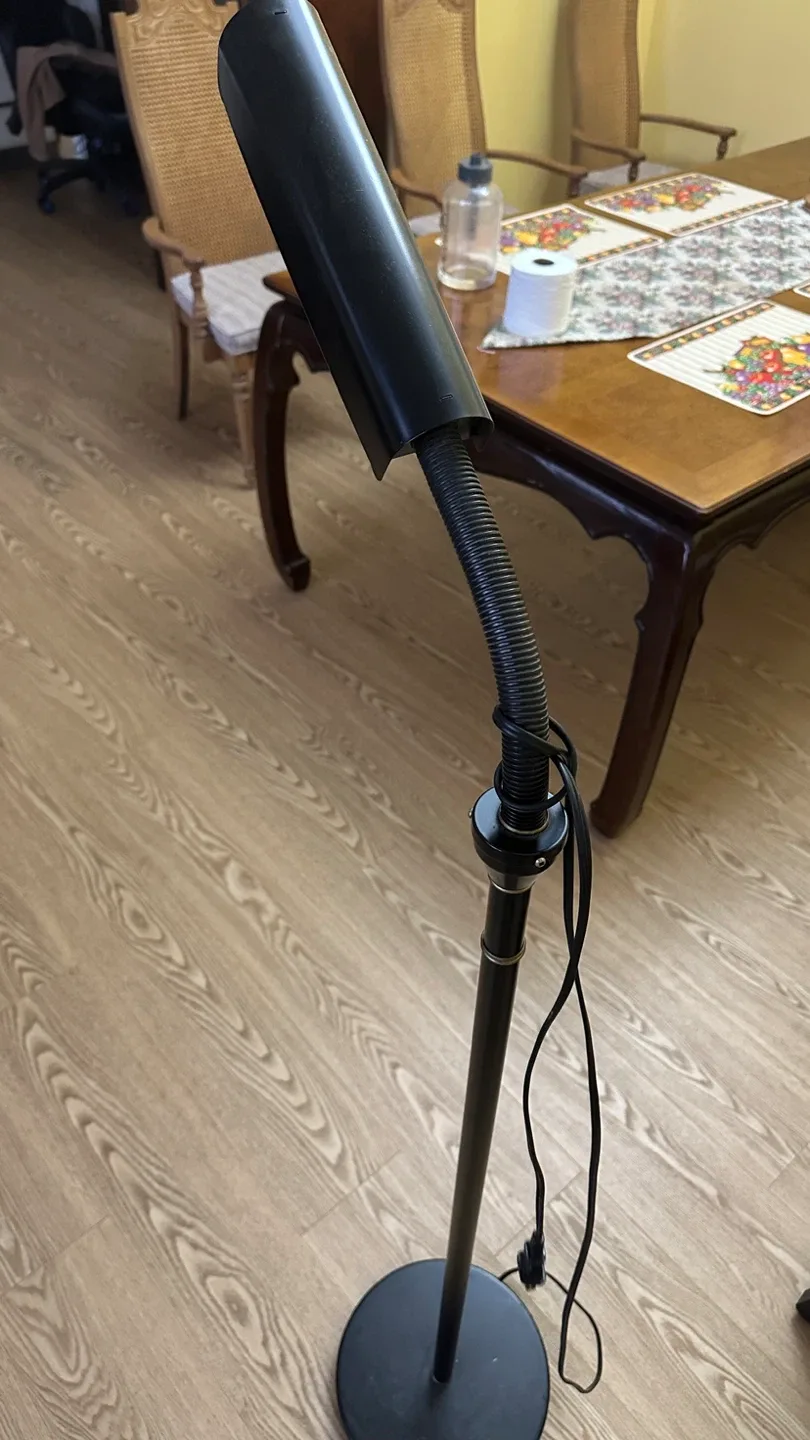 Floor lamp with adjustable Brightness (CAN DELIVER) image indicator(2)