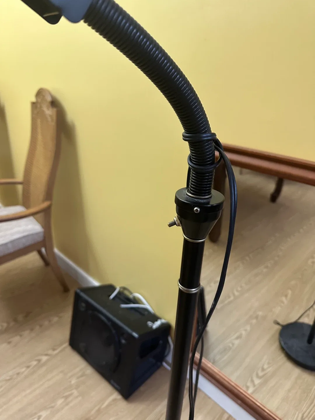 Floor lamp with adjustable Brightness (CAN DELIVER) image indicator(5)