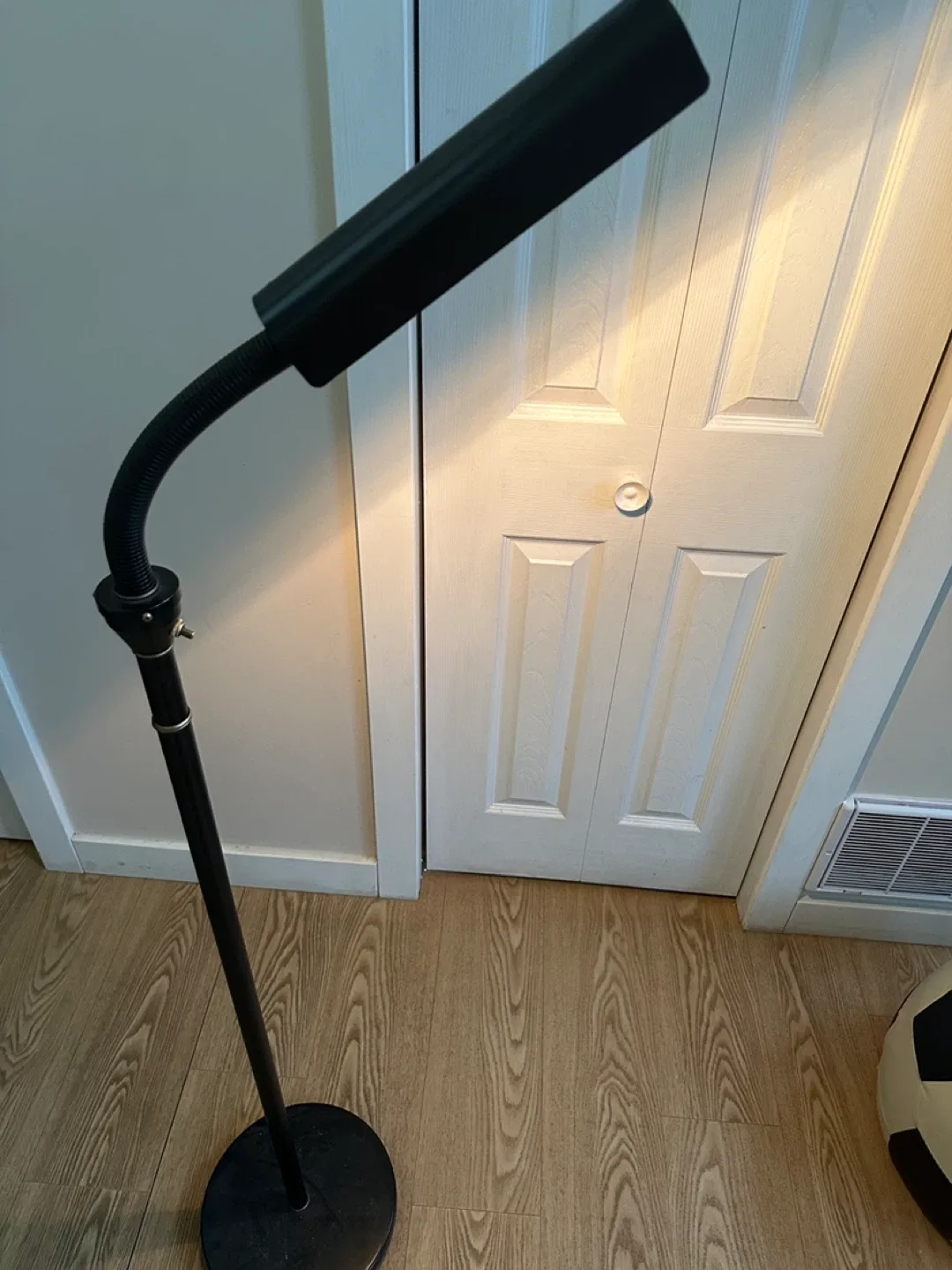 Floor lamp with adjustable Brightness (CAN DELIVER) image indicator(7)