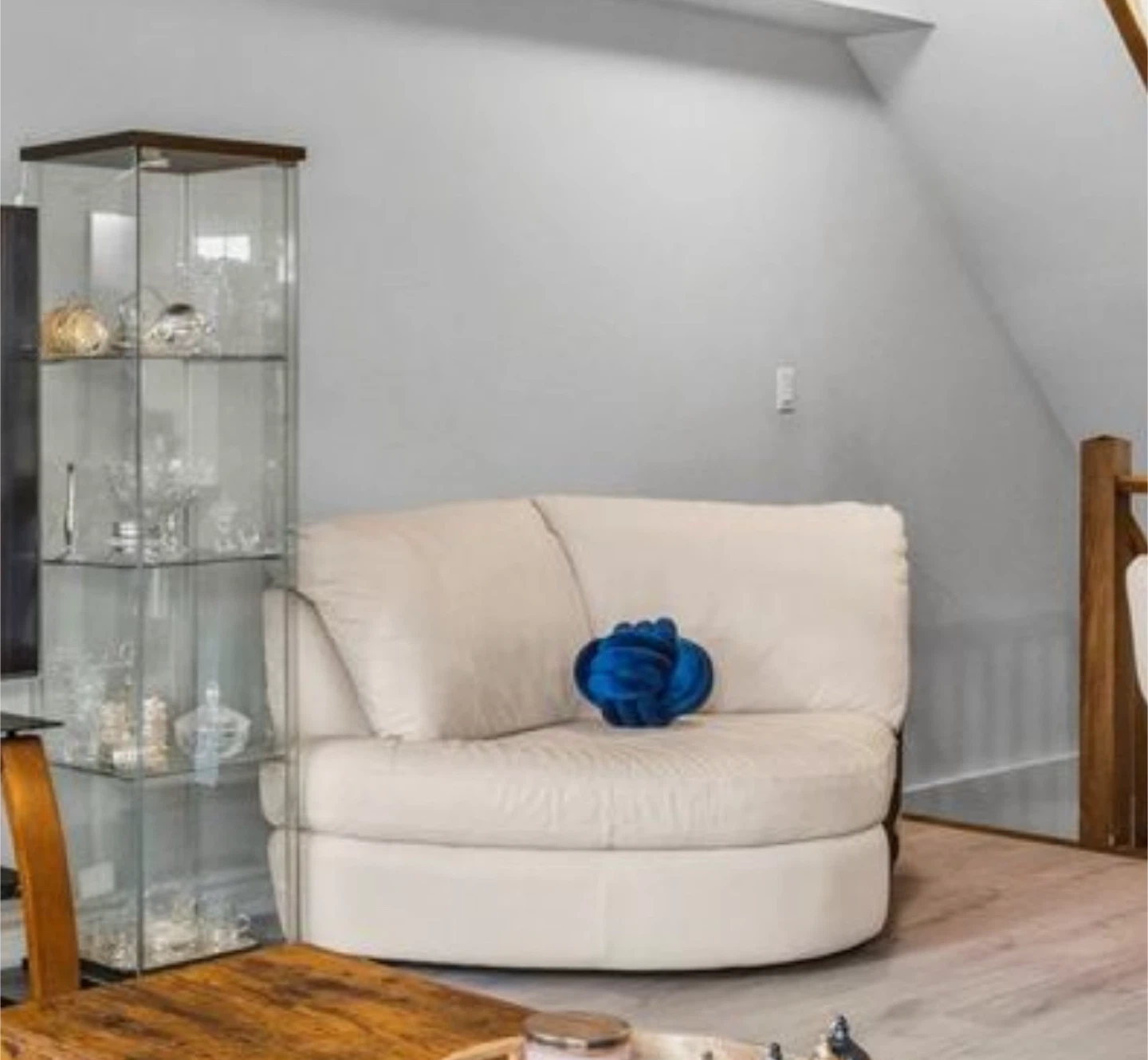 2 Piece Off White/ Light Beige Leather Sofa - photo 2
