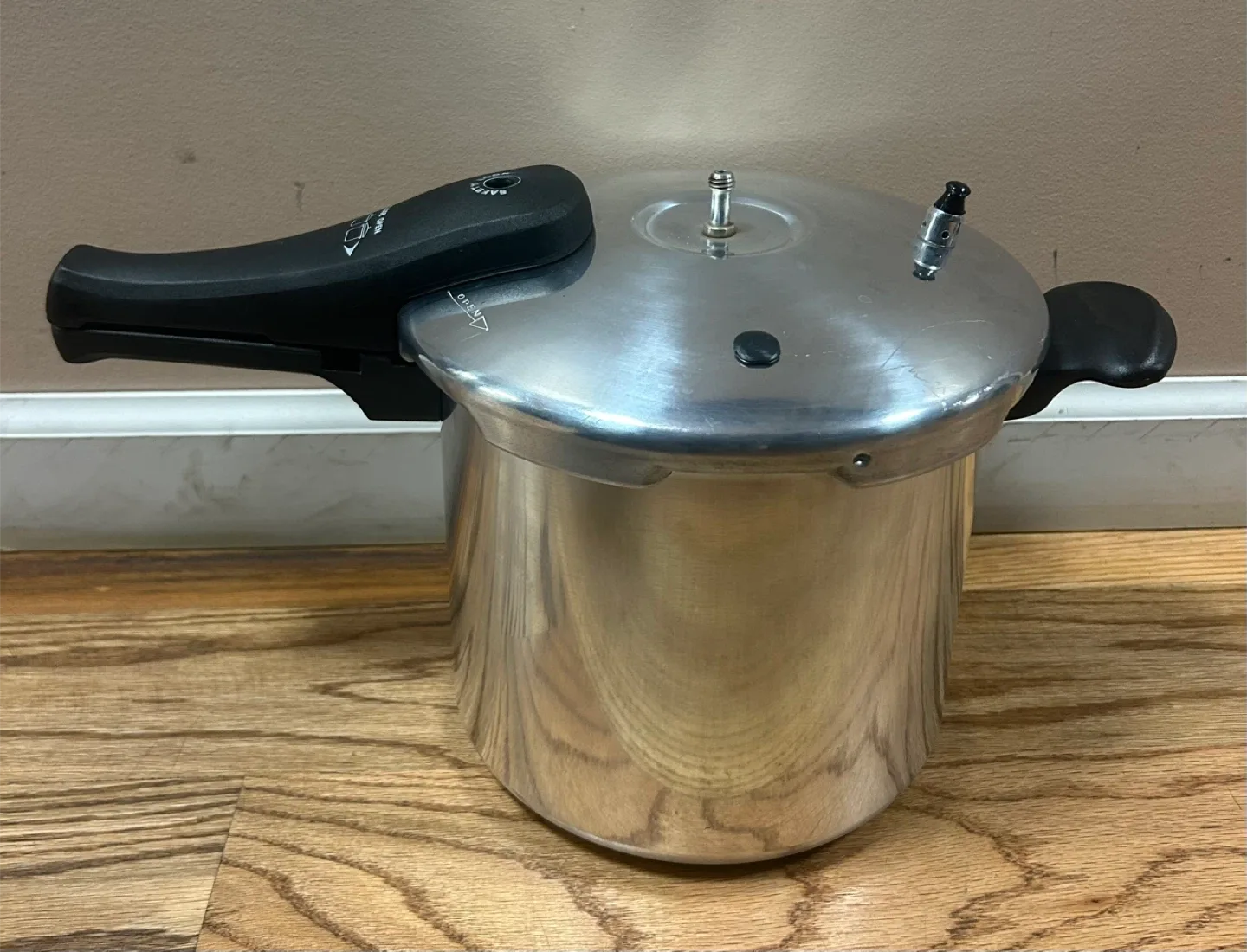 Mirro Aluminum Pressure Cooker image indicator(2)