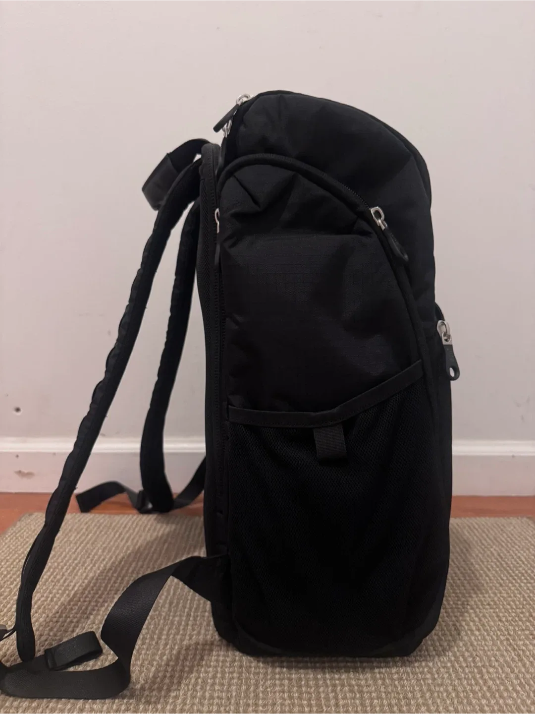 BUILT Black Backpack image indicator(2)