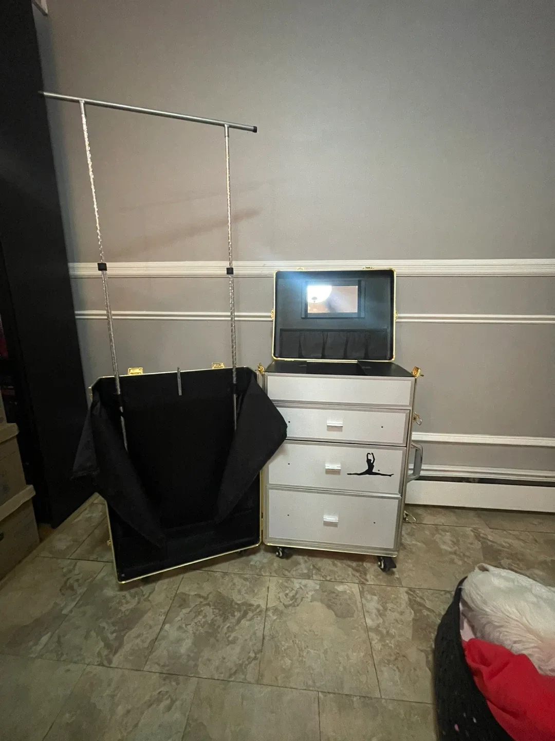 Diva Dolly in Gold Limited Edition image indicator(5)