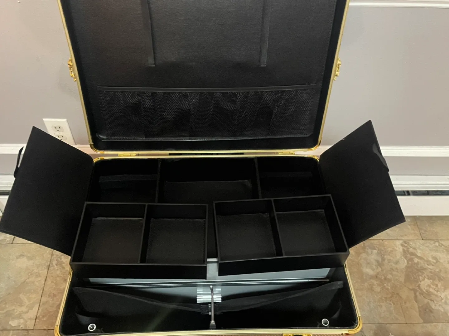 Diva Dolly in Gold Limited Edition image indicator(4)