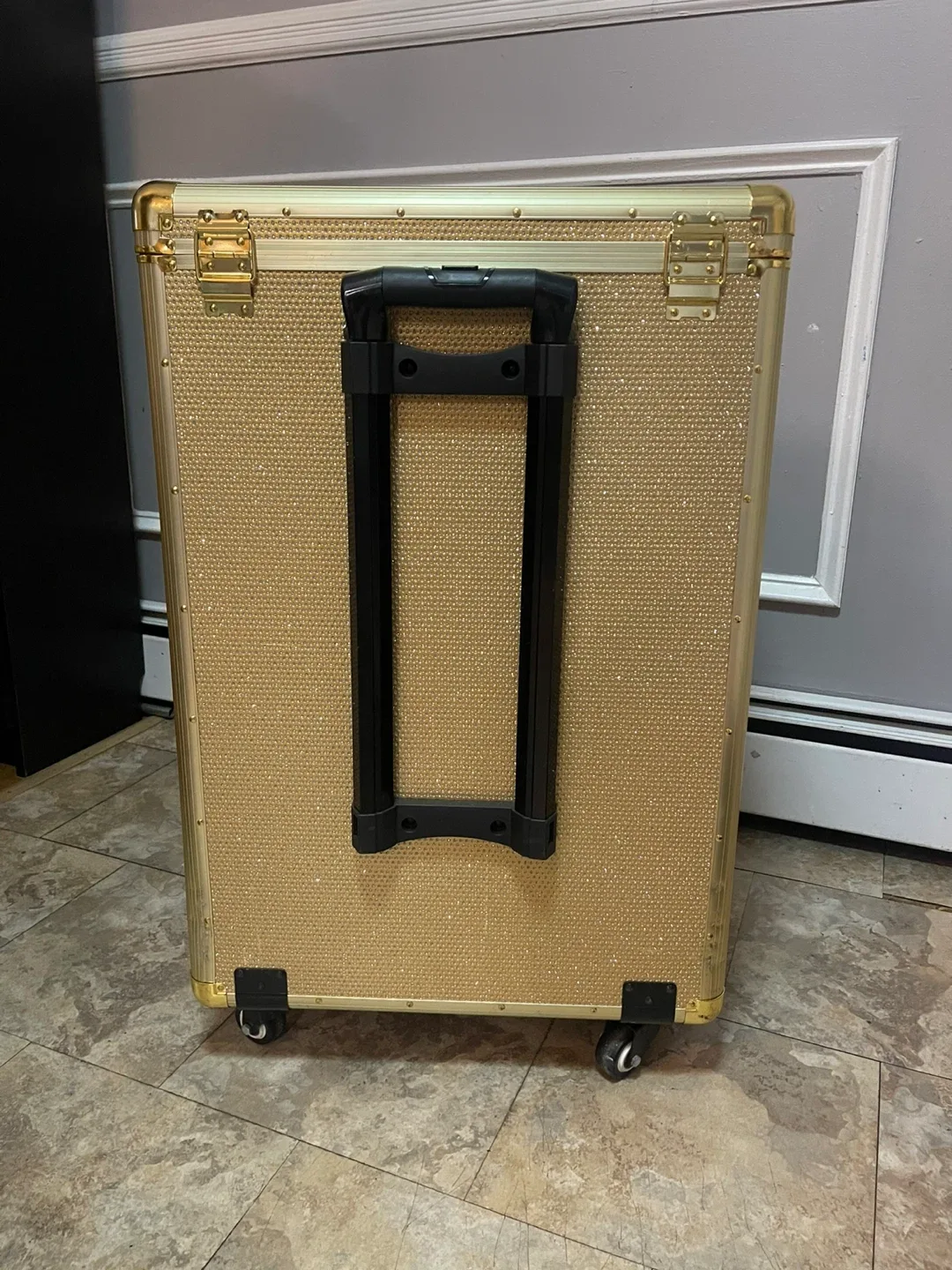 Diva Dolly in Gold Limited Edition image indicator(2)