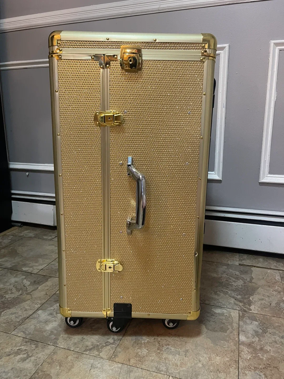 Diva Dolly in Gold Limited Edition image indicator(3)