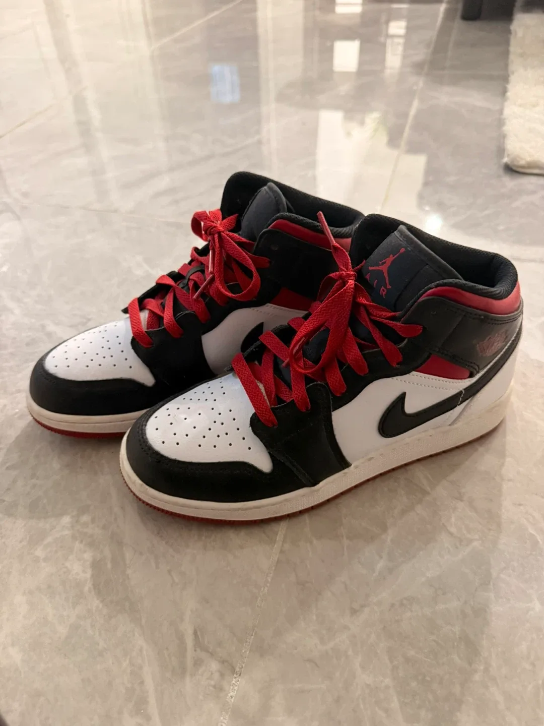 Air Jordan 1 Mid Black White Red image indicator(2)