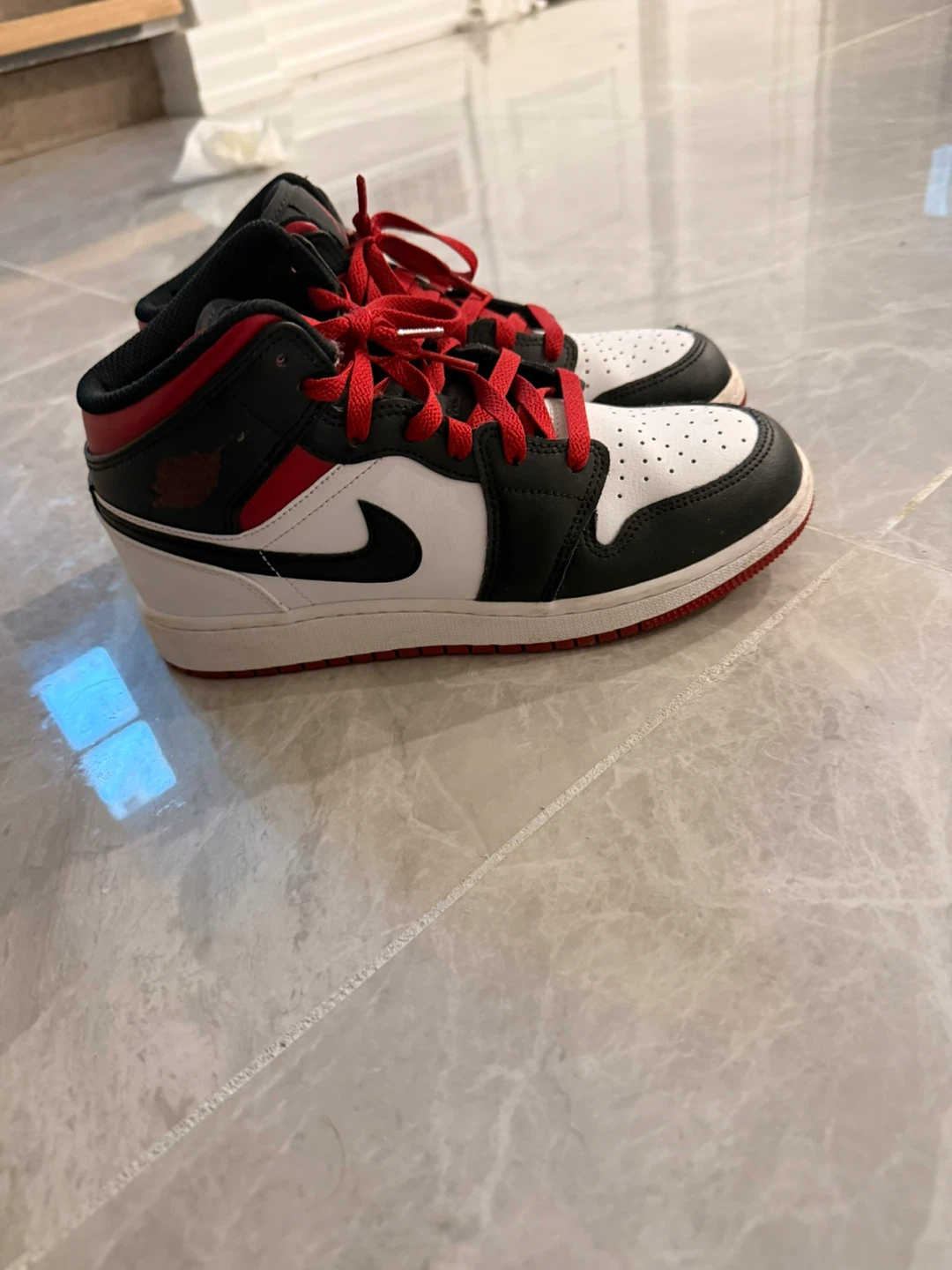 Air Jordan 1 Mid Black White Red