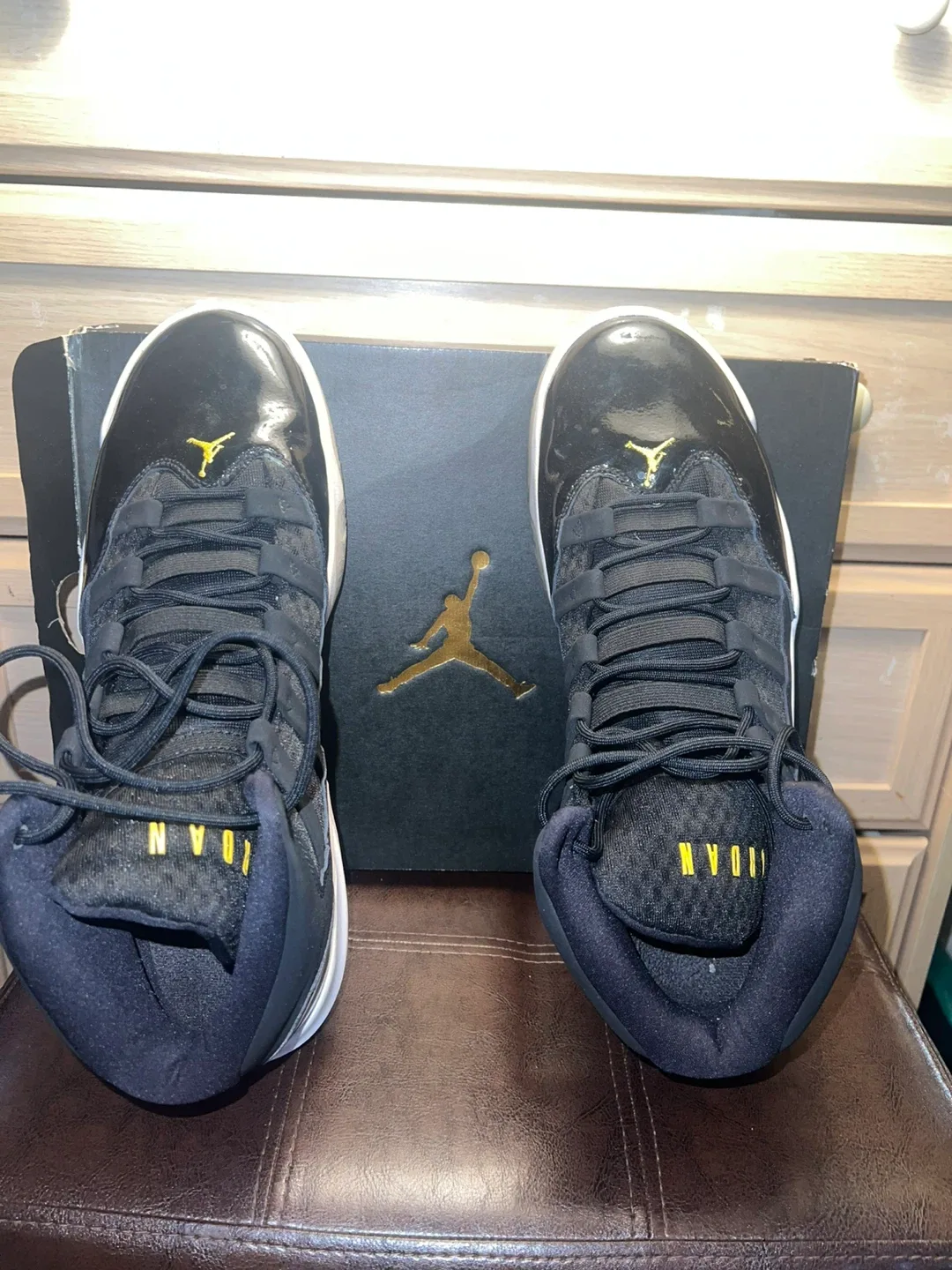 Jordan Max Aura 5 Black/Yellow image indicator(2)