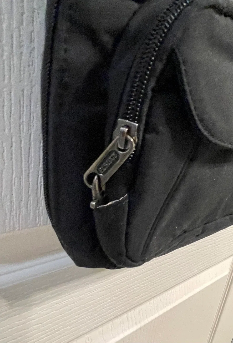 Kipling crossbody,Roots crossbody, Tyler Rodan backpack image indicator(4)