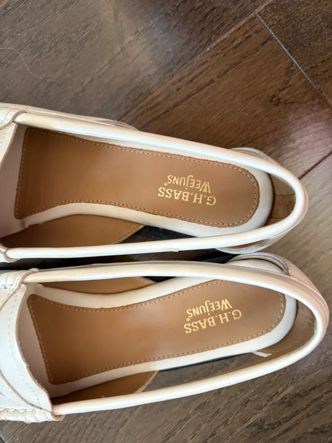 Brand New G.H. Bass Weejuns Cream Loafers 9,5 image indicator(2)