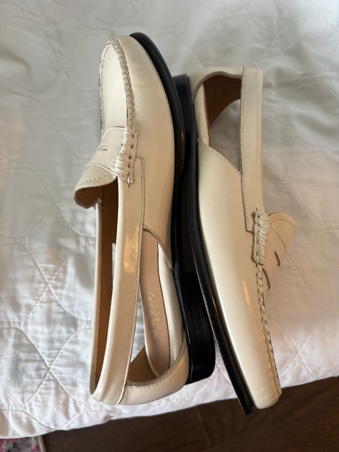 Brand New G.H. Bass Weejuns Cream Loafers 9,5 image indicator(3)