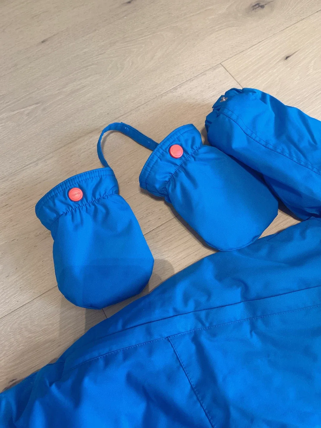 OshKosh B'gosh Snowsuit - 18M image indicator(4)