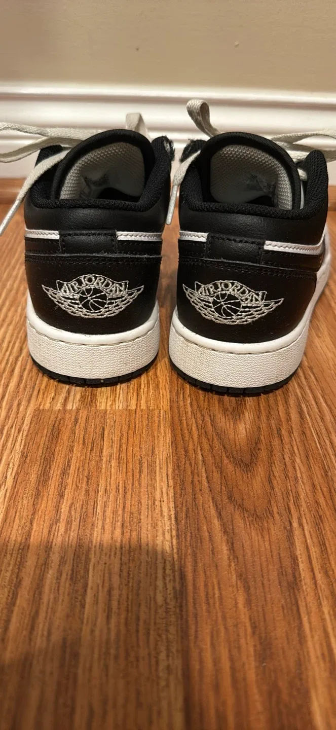 Nike Air Jordan 1 Low - boys Size US 4 image indicator(2)