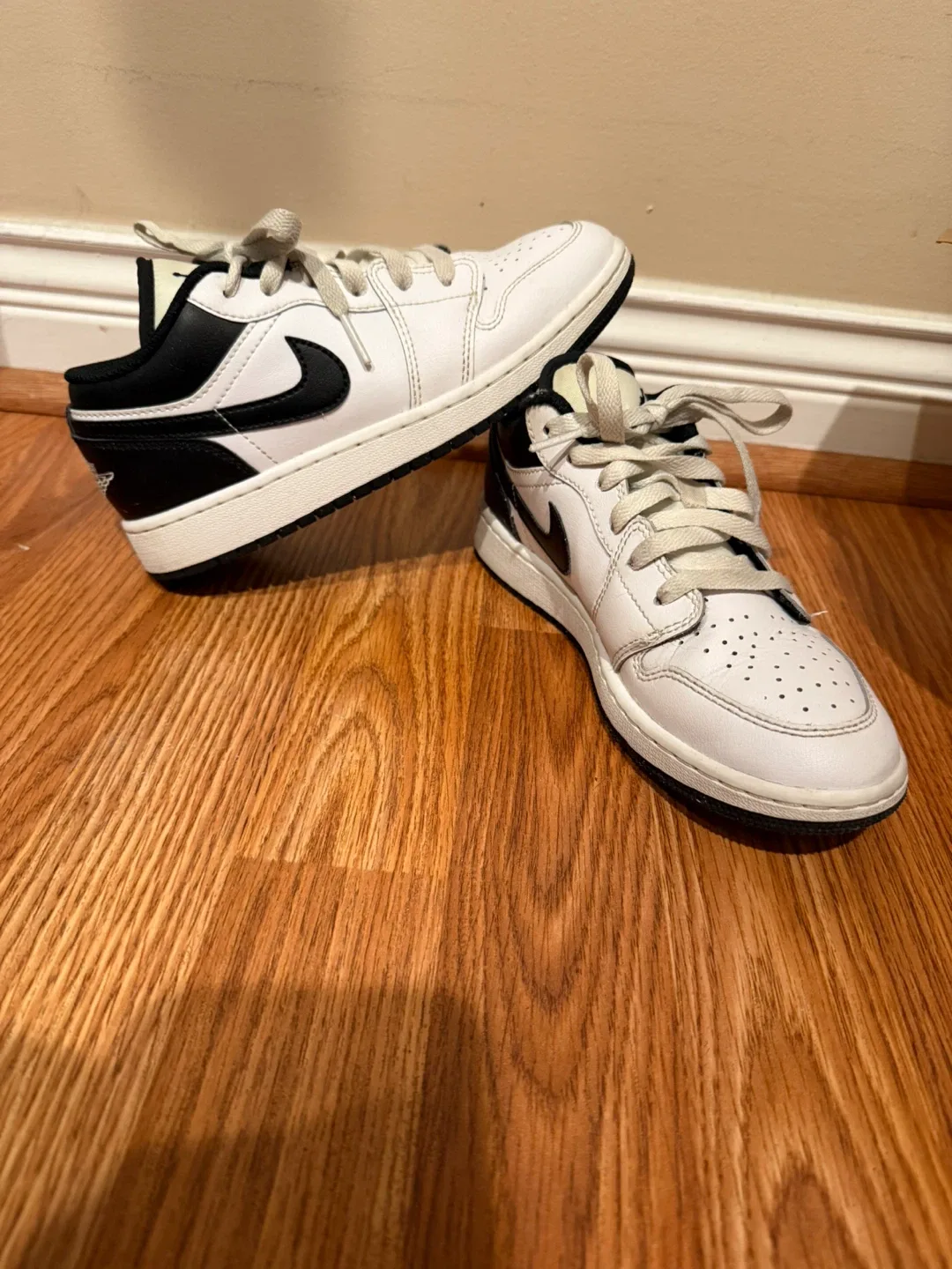 Nike Air Jordan 1 Low - boys Size US 4 image indicator(3)