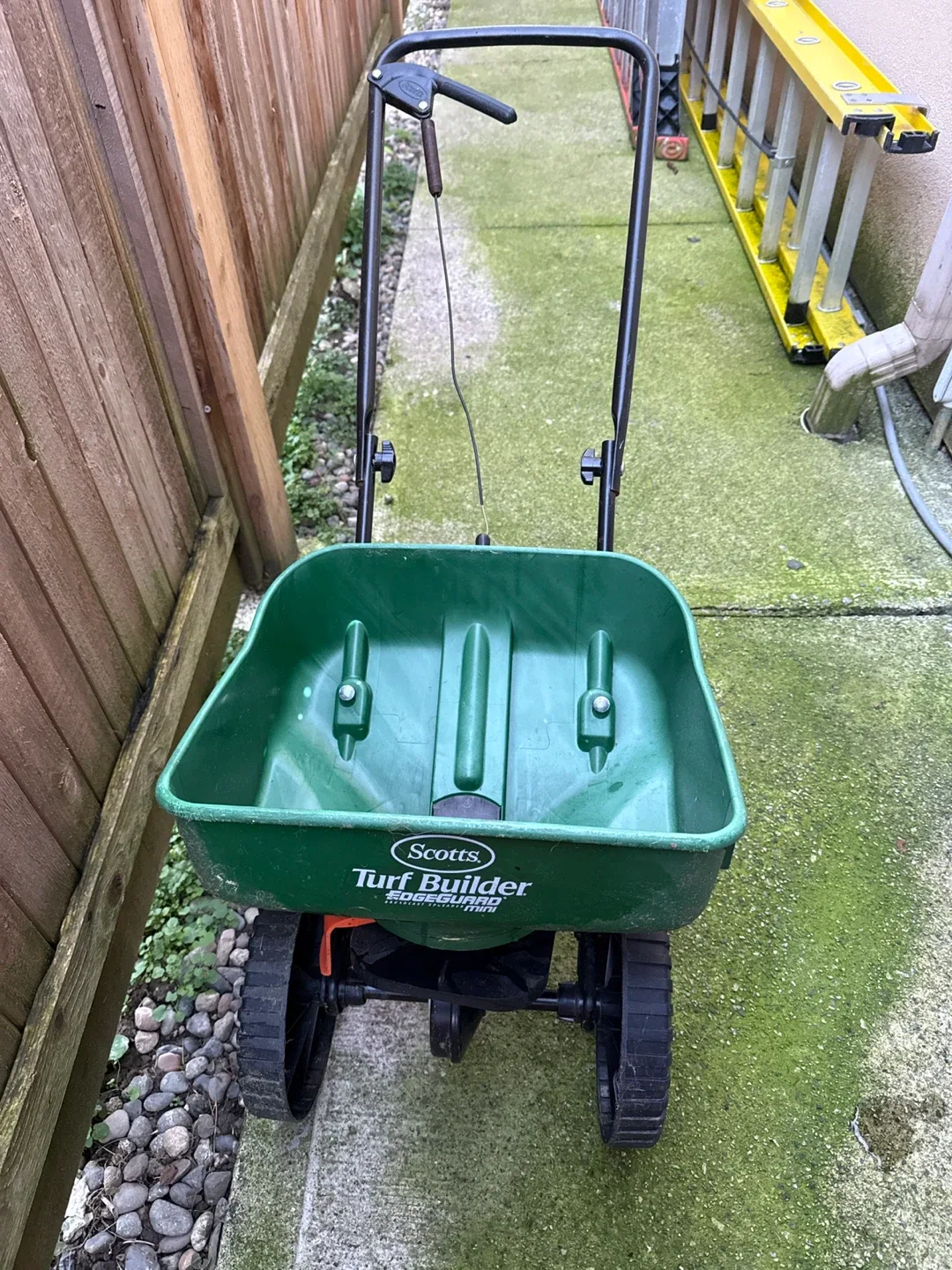 Scotts Turf Builder EDGEGUARD Mini Broadcast Spreader image indicator(2)